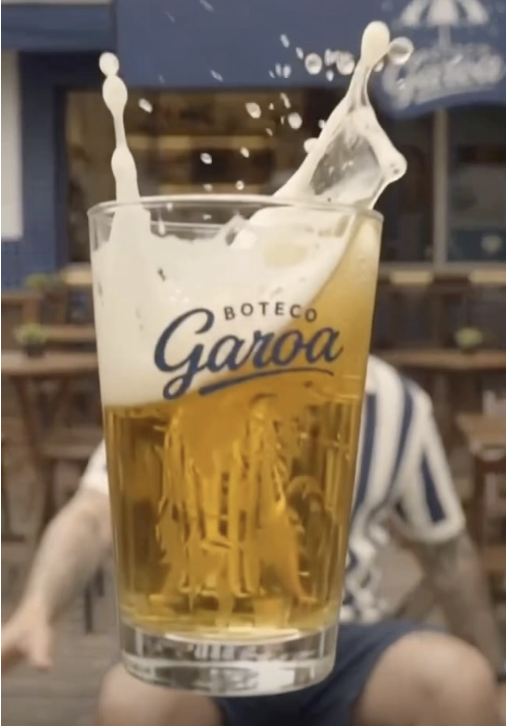 Copo do Boteco Garoa com chopp gelado transbordando